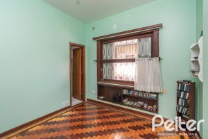 Casa à venda com 374m², 4 dormitórios, 2 suítes, 4 vagas, no bairro Vila Assunção em Porto Alegre