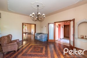 Casa à venda com 374m², 4 dormitórios, 2 suítes, 4 vagas, no bairro Vila Assunção em Porto Alegre