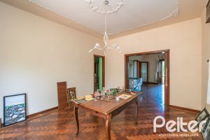 Casa à venda com 374m², 4 dormitórios, 2 suítes, 4 vagas, no bairro Vila Assunção em Porto Alegre