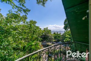 Casa à venda com 374m², 4 dormitórios, 2 suítes, 4 vagas, no bairro Vila Assunção em Porto Alegre