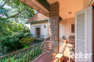 Casa à venda com 374m², 4 dormitórios, 2 suítes, 4 vagas, no bairro Vila Assunção em Porto Alegre