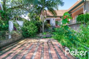 Casa à venda com 374m², 4 dormitórios, 2 suítes, 4 vagas, no bairro Vila Assunção em Porto Alegre