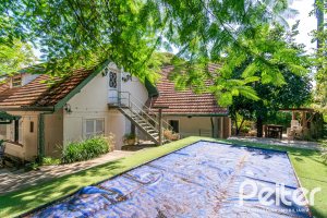 Casa à venda com 374m², 4 dormitórios, 2 suítes, 4 vagas, no bairro Vila Assunção em Porto Alegre