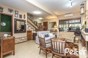 Casa à venda com 274m², 3 dormitórios, 1 suíte, 4 vagas, no bairro Ipanema em Porto Alegre