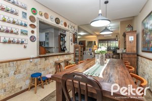 Casa à venda com 274m², 3 dormitórios, 1 suíte, 4 vagas, no bairro Ipanema em Porto Alegre