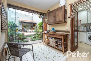 Casa à venda com 274m², 3 dormitórios, 1 suíte, 4 vagas, no bairro Ipanema em Porto Alegre