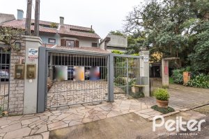 Casa à venda com 274m², 3 dormitórios, 1 suíte, 4 vagas, no bairro Ipanema em Porto Alegre