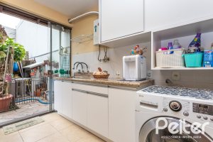 Casa à venda com 274m², 3 dormitórios, 1 suíte, 4 vagas, no bairro Ipanema em Porto Alegre