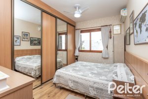 Casa à venda com 274m², 3 dormitórios, 1 suíte, 4 vagas, no bairro Ipanema em Porto Alegre