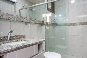 Casa à venda com 274m², 3 dormitórios, 1 suíte, 4 vagas, no bairro Ipanema em Porto Alegre