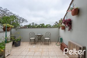 Casa à venda com 274m², 3 dormitórios, 1 suíte, 4 vagas, no bairro Ipanema em Porto Alegre