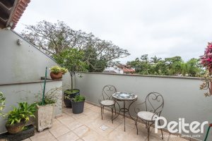 Casa à venda com 274m², 3 dormitórios, 1 suíte, 4 vagas, no bairro Ipanema em Porto Alegre