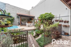 Casa à venda com 274m², 3 dormitórios, 1 suíte, 4 vagas, no bairro Ipanema em Porto Alegre