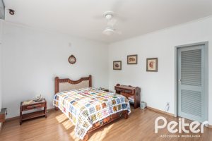 Casa à venda com 395m², 3 dormitórios, 1 suíte, 4 vagas, no bairro Sétimo Céu em Porto Alegre
