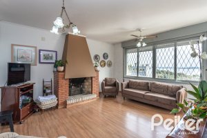 Casa à venda com 395m², 3 dormitórios, 1 suíte, 4 vagas, no bairro Sétimo Céu em Porto Alegre