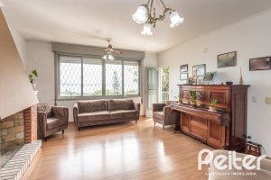 Casa à venda com 395m², 3 dormitórios, 1 suíte, 4 vagas, no bairro Sétimo Céu em Porto Alegre