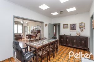 Casa à venda com 395m², 3 dormitórios, 1 suíte, 4 vagas, no bairro Sétimo Céu em Porto Alegre