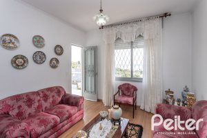 Casa à venda com 395m², 3 dormitórios, 1 suíte, 4 vagas, no bairro Sétimo Céu em Porto Alegre