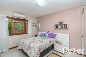 Casa à venda com 231m², 3 dormitórios, 1 suíte, 2 vagas, no bairro Ipanema em Porto Alegre