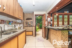 Casa à venda com 231m², 3 dormitórios, 1 suíte, 2 vagas, no bairro Ipanema em Porto Alegre