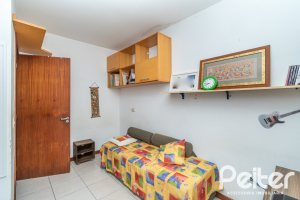 Casa à venda com 231m², 3 dormitórios, 1 suíte, 2 vagas, no bairro Ipanema em Porto Alegre