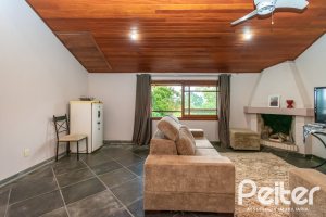 Casa à venda com 231m², 3 dormitórios, 1 suíte, 2 vagas, no bairro Ipanema em Porto Alegre