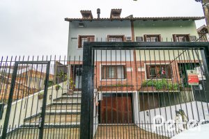 Casa à venda com 231m², 3 dormitórios, 1 suíte, 2 vagas, no bairro Ipanema em Porto Alegre