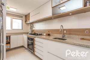 Apartamento à venda com 70m², 2 dormitórios, 1 suíte, 2 vagas, no bairro Cristal em Porto Alegre
