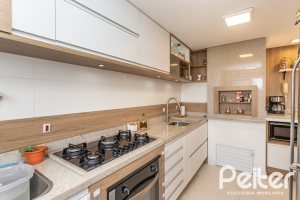 Apartamento à venda com 70m², 2 dormitórios, 1 suíte, 2 vagas, no bairro Cristal em Porto Alegre
