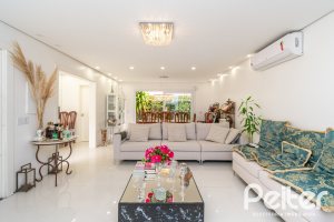 Casa à venda com 484m², 3 dormitórios, 2 suítes, 4 vagas, no bairro Tristeza em Porto Alegre