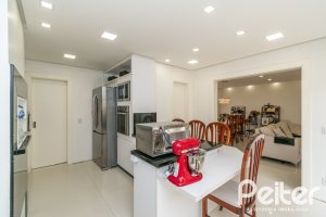 Casa à venda com 484m², 3 dormitórios, 2 suítes, 4 vagas, no bairro Tristeza em Porto Alegre