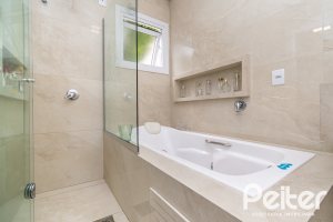 Casa à venda com 484m², 3 dormitórios, 2 suítes, 4 vagas, no bairro Tristeza em Porto Alegre