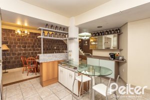 Casa à venda com 400m², 3 dormitórios, 1 suíte, 5 vagas, no bairro Vila Assunção em Porto Alegre