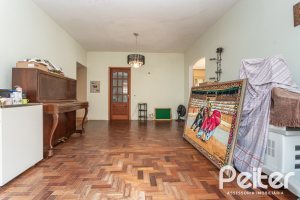 Casa à venda com 400m², 3 dormitórios, 1 suíte, 5 vagas, no bairro Vila Assunção em Porto Alegre