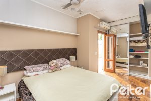 Casa à venda com 400m², 3 dormitórios, 1 suíte, 5 vagas, no bairro Vila Assunção em Porto Alegre