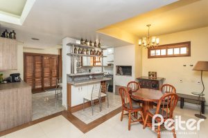 Casa à venda com 400m², 3 dormitórios, 1 suíte, 5 vagas, no bairro Vila Assunção em Porto Alegre