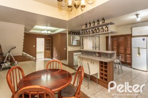 Casa à venda com 400m², 3 dormitórios, 1 suíte, 5 vagas, no bairro Vila Assunção em Porto Alegre