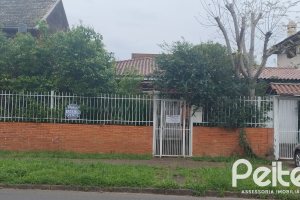 Casa à venda com 378m², 3 dormitórios, 1 suíte, 3 vagas, no bairro Tristeza em Porto Alegre