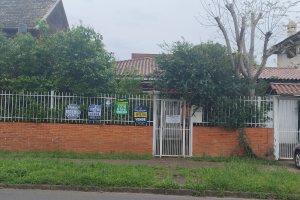 Casa à venda com 378m², 3 dormitórios, 1 suíte, 3 vagas, no bairro Tristeza em Porto Alegre