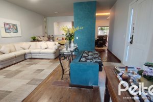 Casa à venda com 239m², 3 dormitórios, 1 suíte, 3 vagas, no bairro Jardim Isabel em Porto Alegre