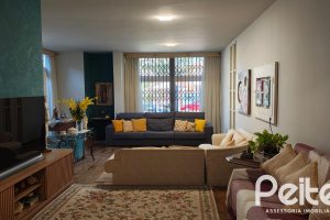 Casa à venda com 239m², 3 dormitórios, 1 suíte, 3 vagas, no bairro Jardim Isabel em Porto Alegre