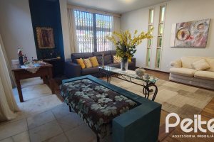 Casa à venda com 239m², 3 dormitórios, 1 suíte, 3 vagas, no bairro Jardim Isabel em Porto Alegre