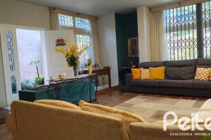 Casa à venda com 239m², 3 dormitórios, 1 suíte, 3 vagas, no bairro Jardim Isabel em Porto Alegre