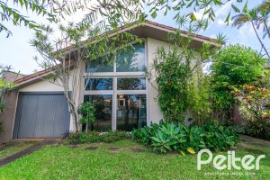 Casa à venda com 239m², 3 dormitórios, 1 suíte, 3 vagas, no bairro Jardim Isabel em Porto Alegre