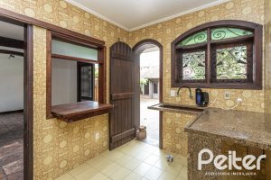 Casa à venda com 265m², 5 dormitórios, 1 suíte, 3 vagas, no bairro Tristeza em Porto Alegre