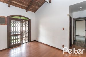 Casa à venda com 265m², 5 dormitórios, 1 suíte, 3 vagas, no bairro Tristeza em Porto Alegre