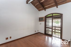 Casa à venda com 265m², 5 dormitórios, 1 suíte, 3 vagas, no bairro Tristeza em Porto Alegre