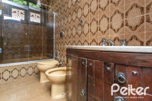 Casa à venda com 265m², 5 dormitórios, 1 suíte, 3 vagas, no bairro Tristeza em Porto Alegre