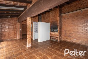 Casa à venda com 265m², 5 dormitórios, 1 suíte, 3 vagas, no bairro Tristeza em Porto Alegre