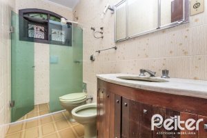 Casa à venda com 265m², 5 dormitórios, 1 suíte, 3 vagas, no bairro Tristeza em Porto Alegre